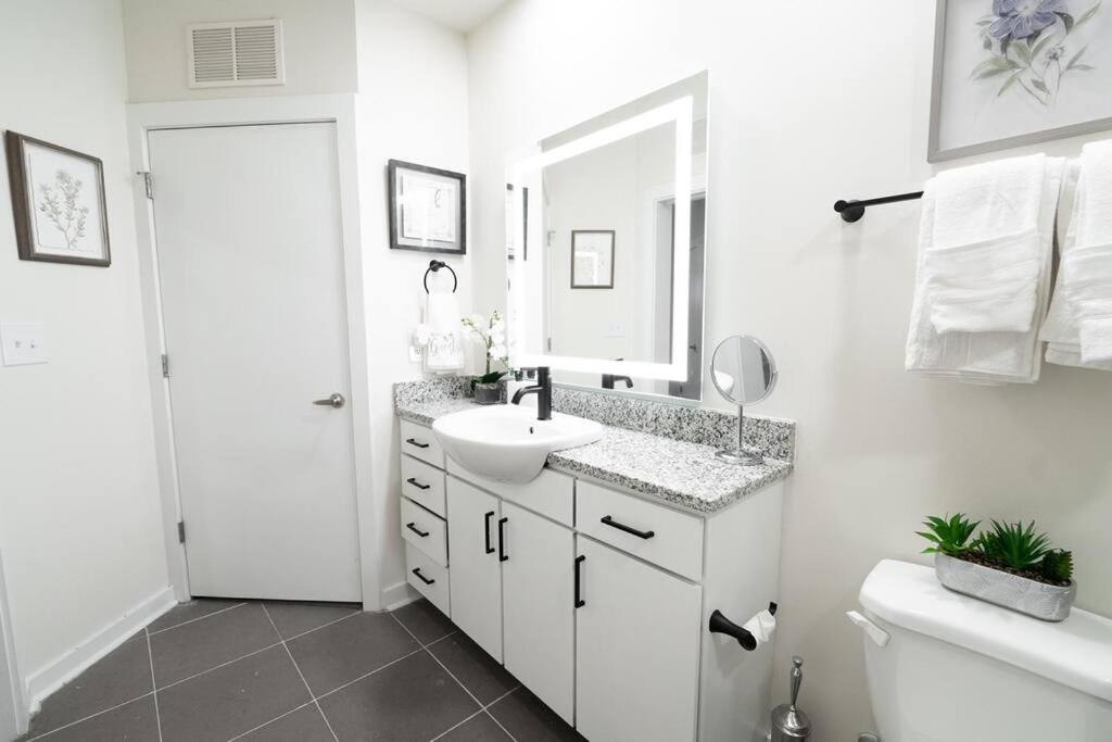 Luxury Apartment Wifi, Gym, Pool, Shops & Food! Unit 329 Charlotte Bagian luar foto