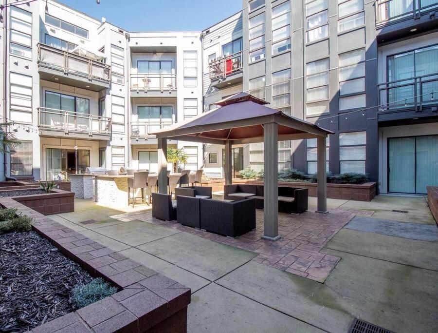 Luxury Apartment Wifi, Gym, Pool, Shops & Food! Unit 329 Charlotte Bagian luar foto