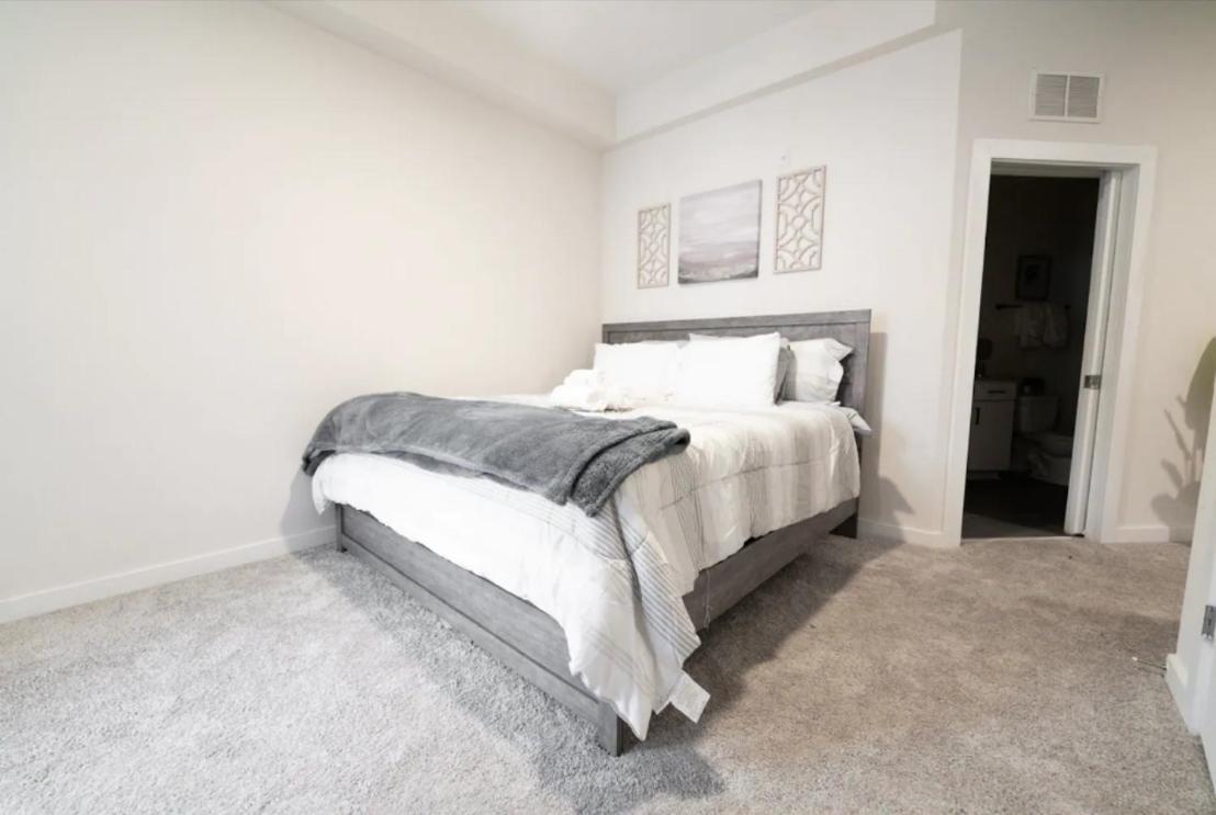 Luxury Apartment Wifi, Gym, Pool, Shops & Food! Unit 329 Charlotte Bagian luar foto