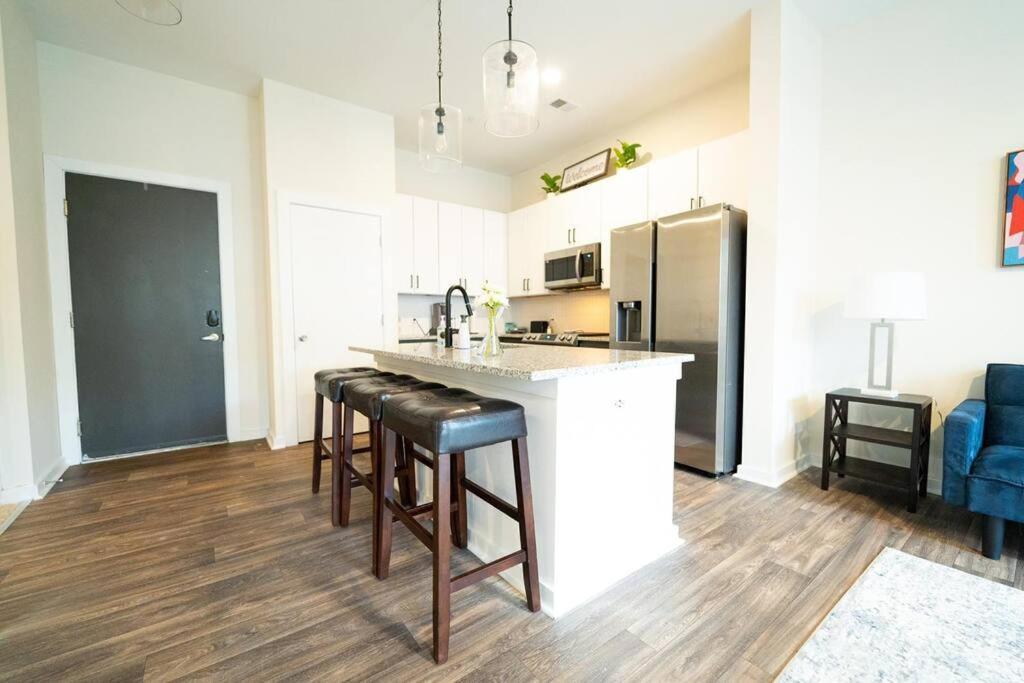 Luxury Apartment Wifi, Gym, Pool, Shops & Food! Unit 329 Charlotte Bagian luar foto