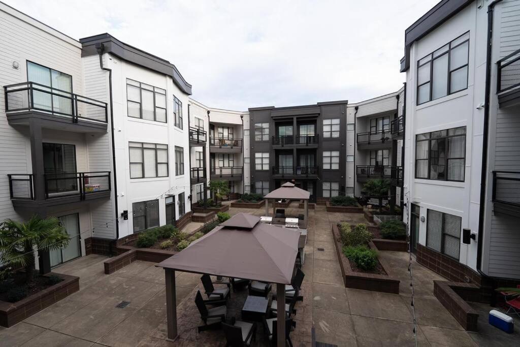 Luxury Apartment Wifi, Gym, Pool, Shops & Food! Unit 329 Charlotte Bagian luar foto