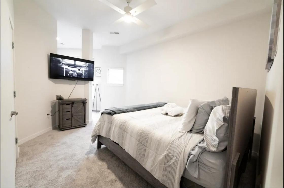 Luxury Apartment Wifi, Gym, Pool, Shops & Food! Unit 329 Charlotte Bagian luar foto